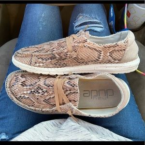 Womens Hey Dudes, size 9, beige color snake skin